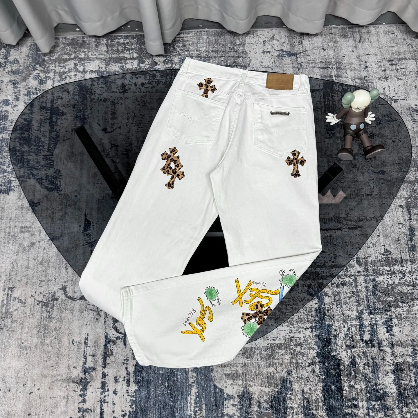 P250 Chrome Hearts & Chrome Hearts high street jeans with leopard pattern and vintage graffiti painting on white background. Chrome Hearts are the most popular pants in color. Made of beaded canvas fabric, heavy washing makes the upper body of the fabric more textured and the pants are tall and straight! The three-dimensional cutting of the whole trousers is a masterpiece! The hardware is customized by zp. The beaded canvas fabric is thick and soft after being washed. It has good breathability. Customized small leather label. Unique design. The details are simple and elegant, and the workmanship is exquisite. The whole trousers are neatly routed and the details are in place! Trendy people have been disappointed. From the quality selection of fabrics, the tailoring of details, and the matching of patterns, everything is impeccable! The upper body is so handsome when worn...it can be easily worn by men, women and children! The craftsmanship is made of heavy-duty washed pure cotton denim fabric. After washing, it is soft and thick and looks very stylish when worn. Color: White Size: 28 30 32 34 (S-XL)